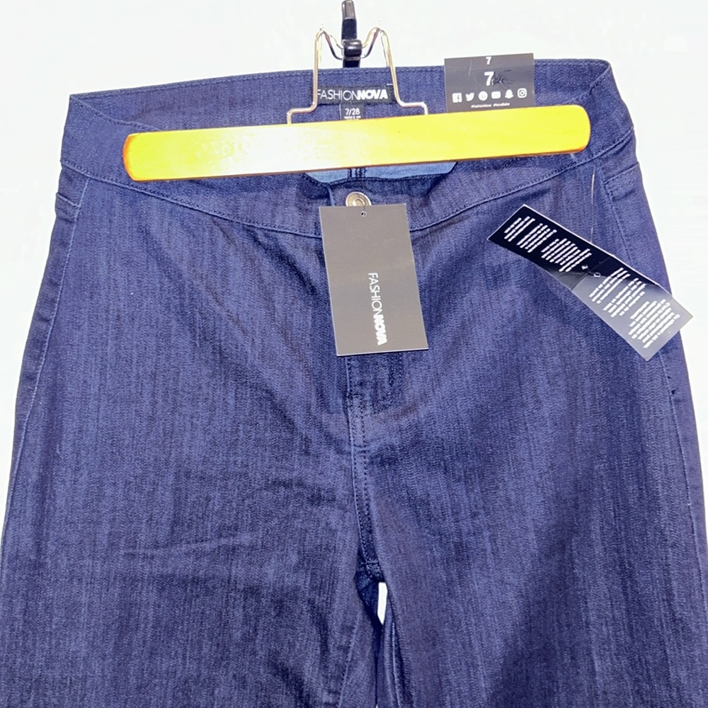 Fashion Nova Flare Jeans Junk in the trunk, Size 7/28 - Picture 3 of 11